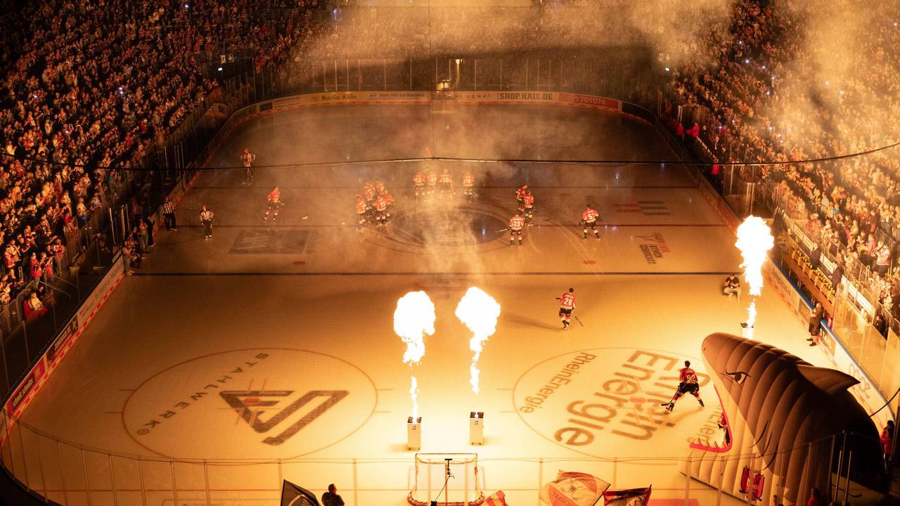 Die Kölner Haie betreten die Eisfläche zum DEL-Spiel gegen den ERC Ingolstadt.