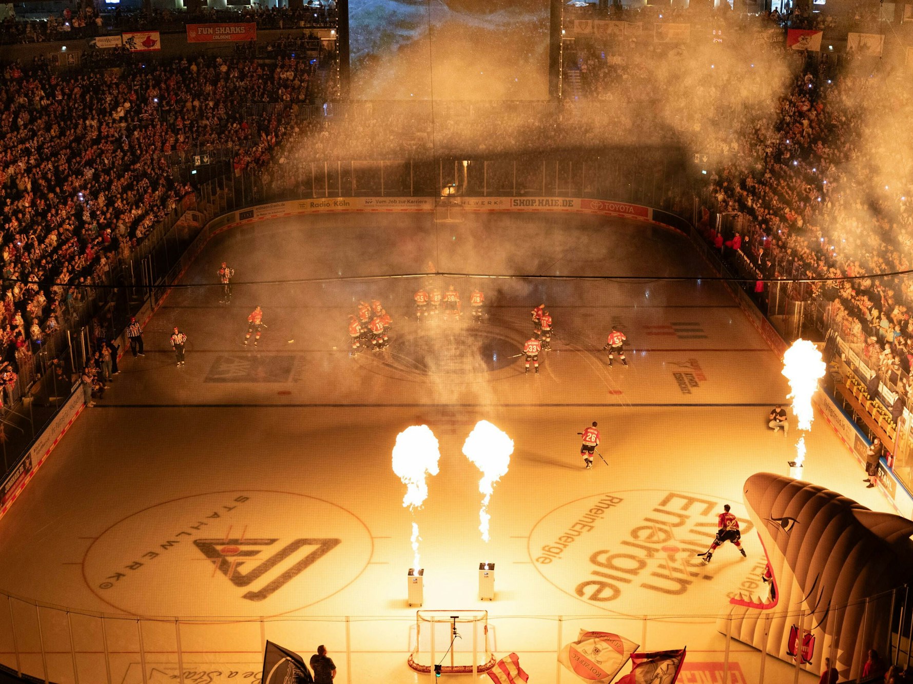 Die Kölner Haie betreten die Eisfläche zum DEL-Spiel gegen den ERC Ingolstadt.
