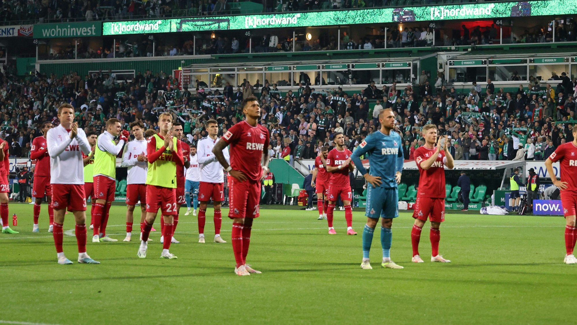 Die FC-Profis nach dem Spiel in Bremen vor dem Gästeblock.