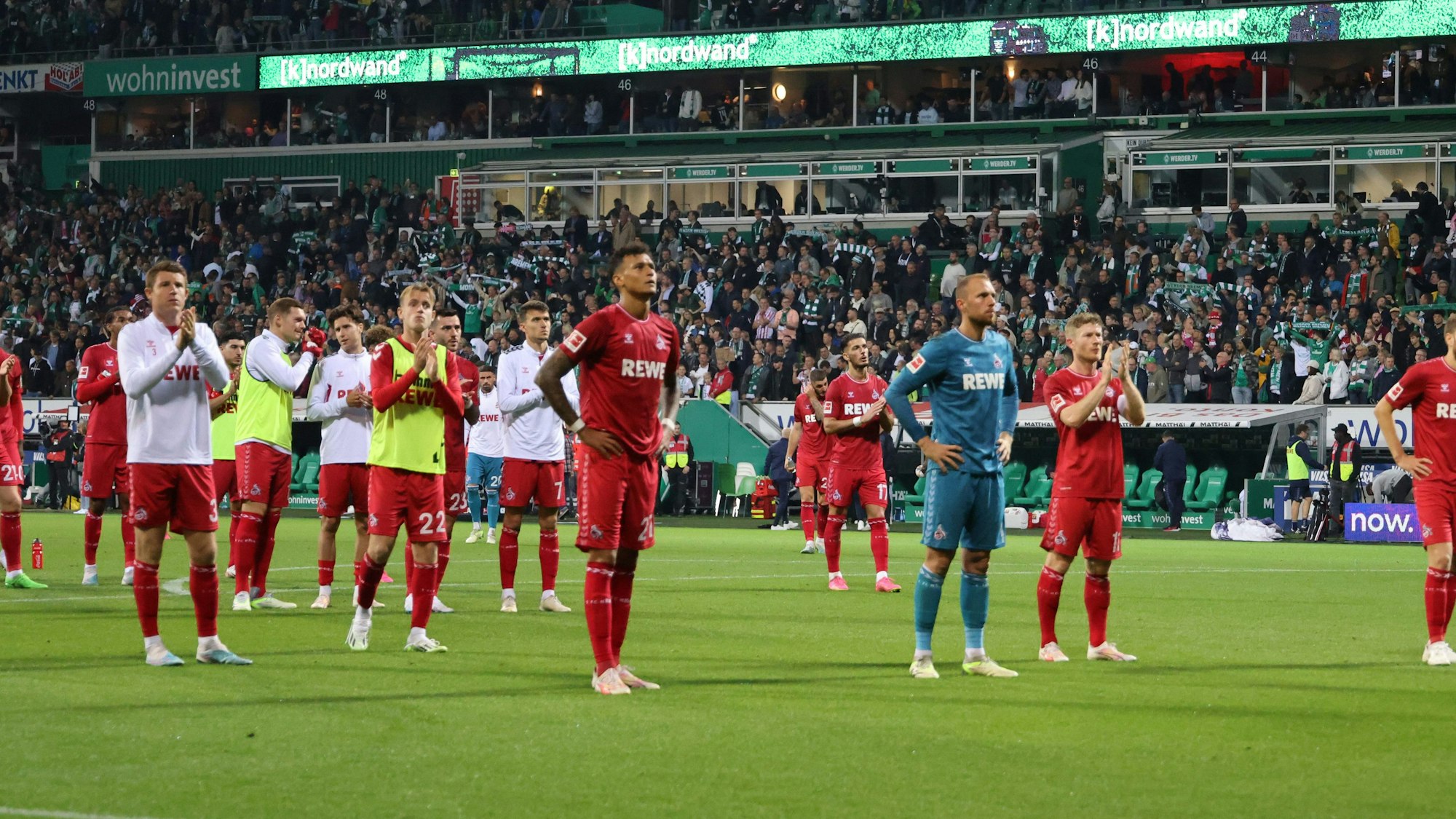 Die FC-Profis nach dem Spiel in Bremen vor dem Gästeblock.