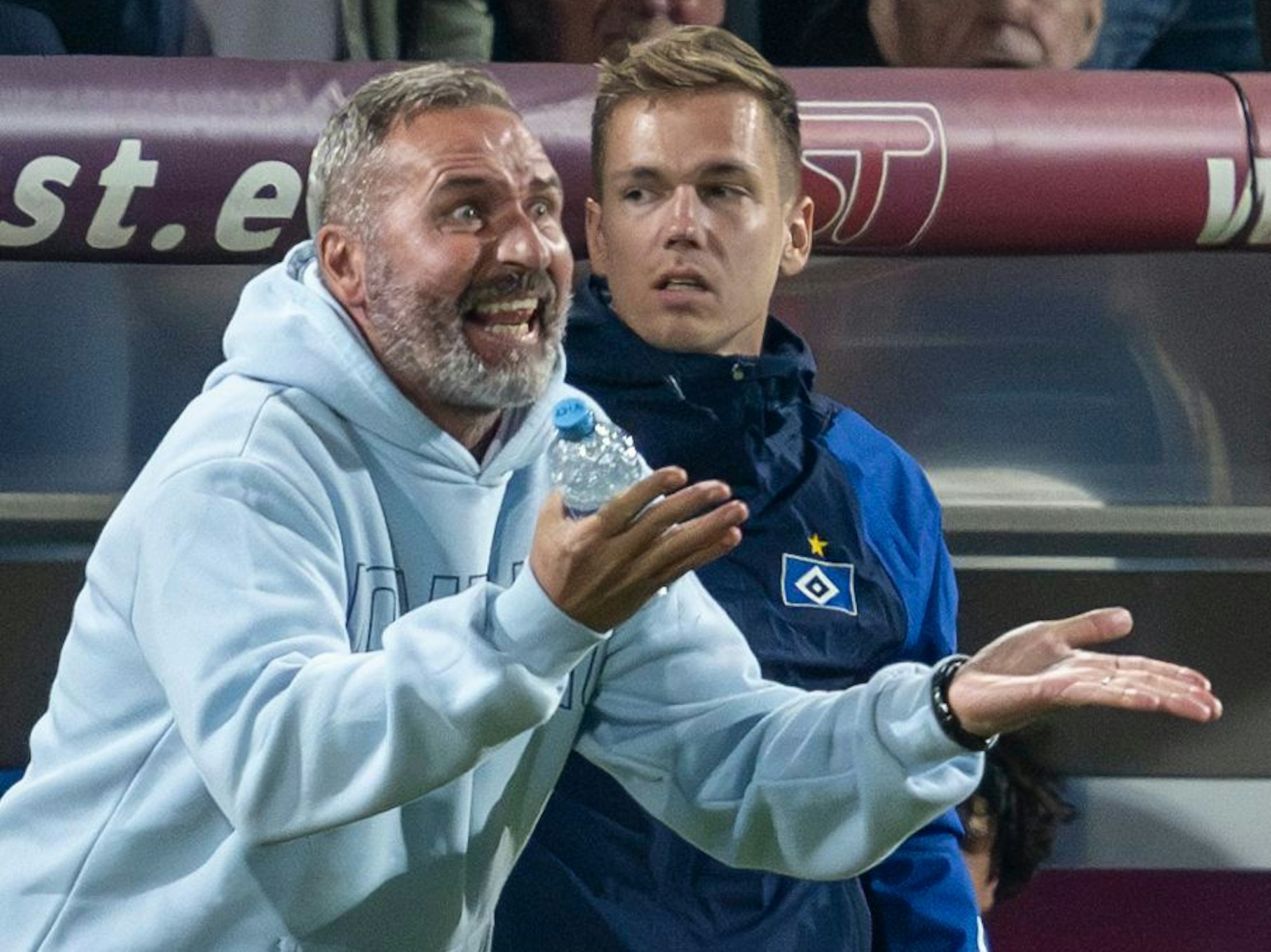HSV-Trainer Tim Walter tobt an der Seitenlinie.