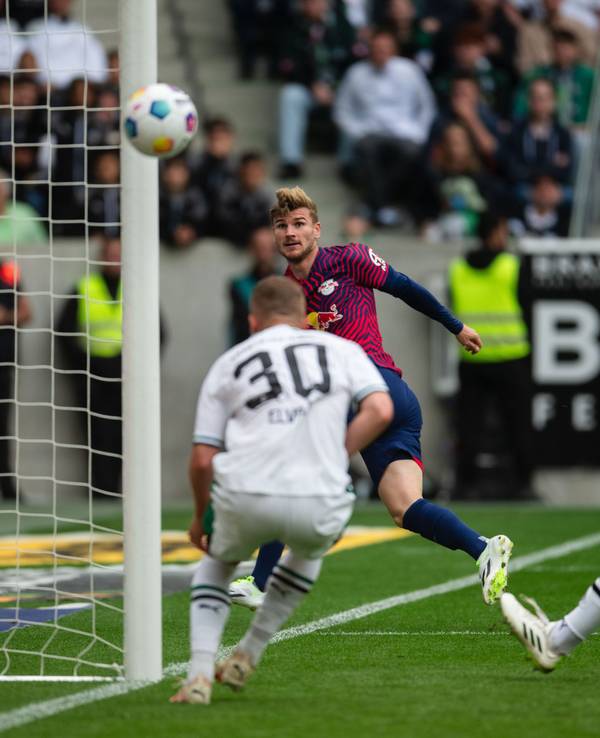 Timo Werner trifft für RB Leipzig in Mönchengladbach aus spitzem Winkel.