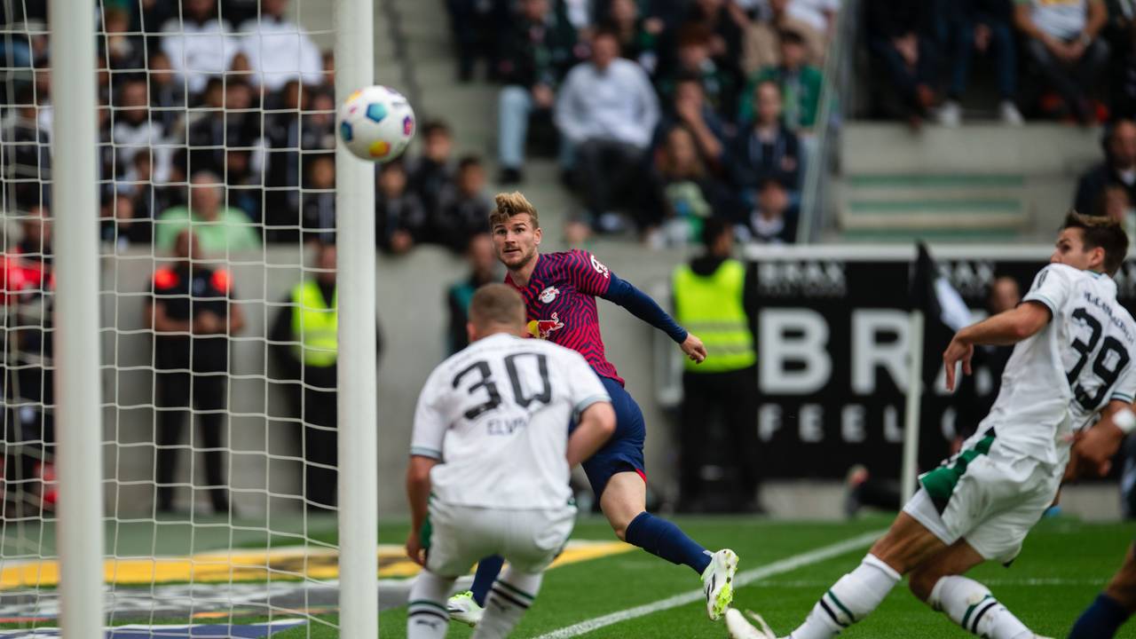 Timo Werner trifft für RB Leipzig in Mönchengladbach aus spitzem Winkel.