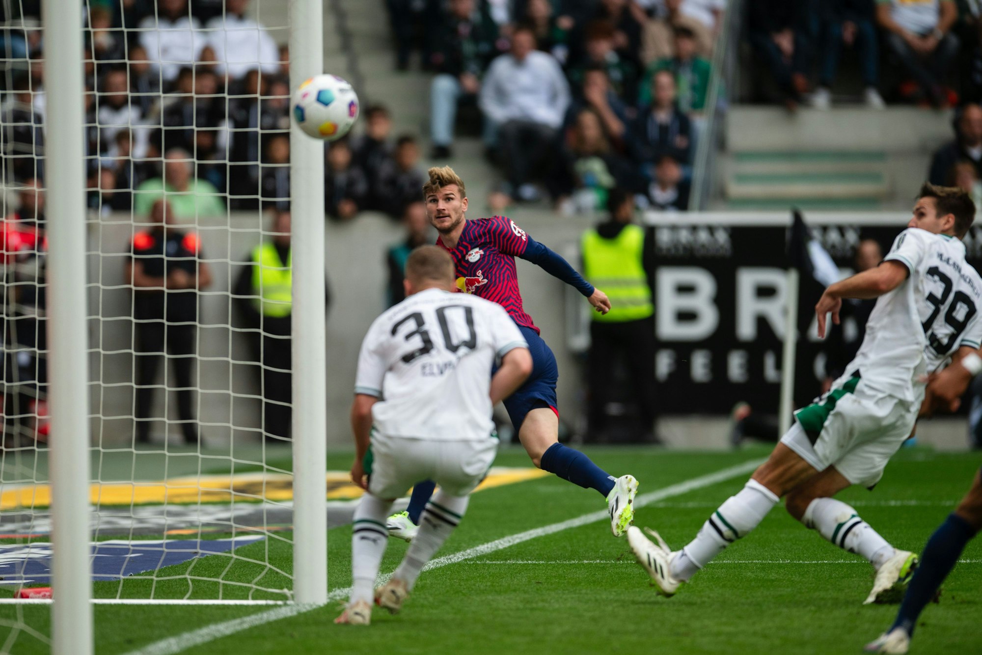 Timo Werner trifft für RB Leipzig in Mönchengladbach aus spitzem Winkel.