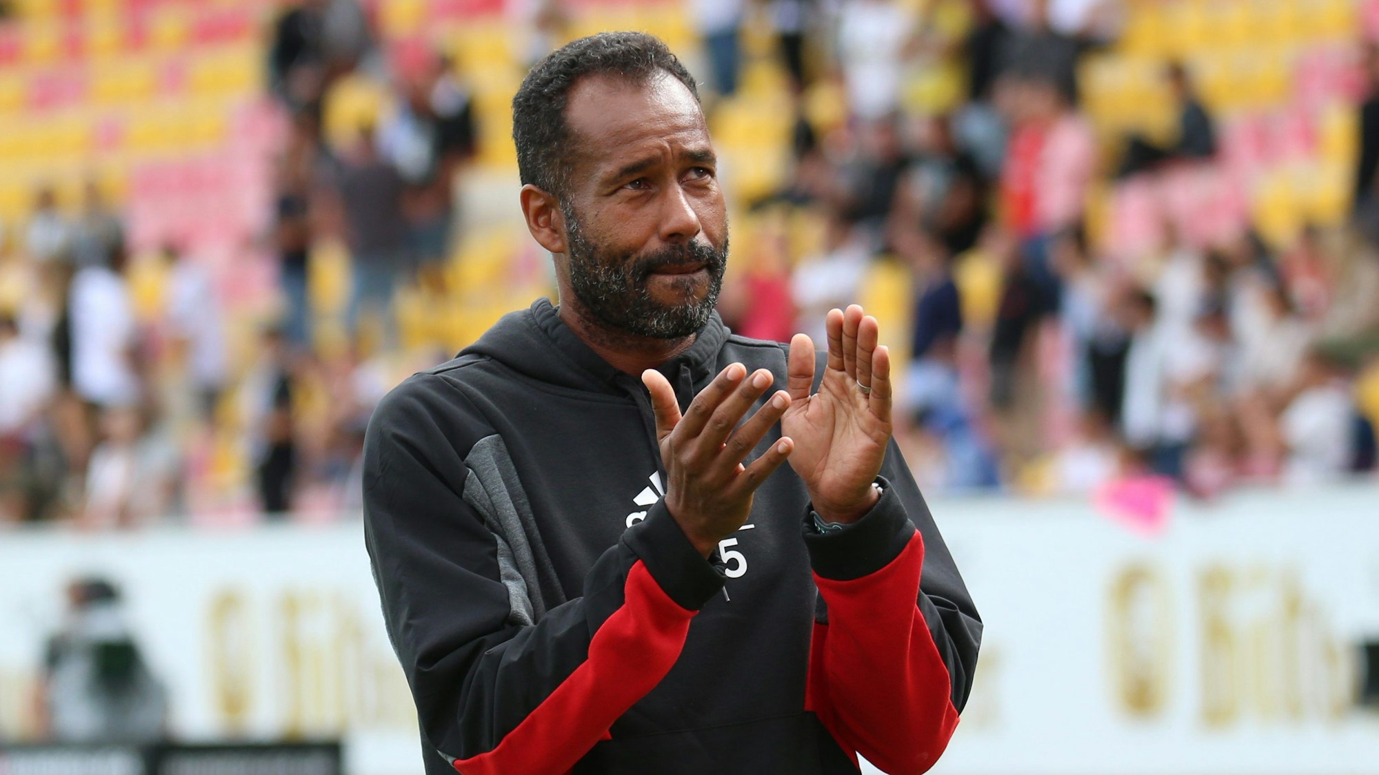 Fortuna Düsseldorfs Cheftrainer Daniel Thioune applaudiert in Elversberg den Fans.