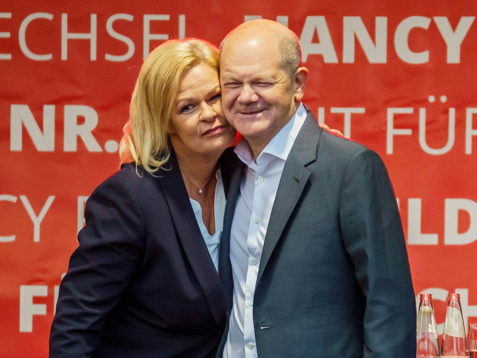Nancy Faeser (SPD), Bundesinnenministerin/Spitzenkandidatin zur Landtagswahl, und Olaf Scholz (SPD), Bundeskanzler, stehen gemeinsam auf der Bühne. Die Hessen-SPD hält eine Wahlkampfveranstaltung mit dem Bundeskanzler und der SPD-Spitzenkandidatin auf dem Marktplatz ab.