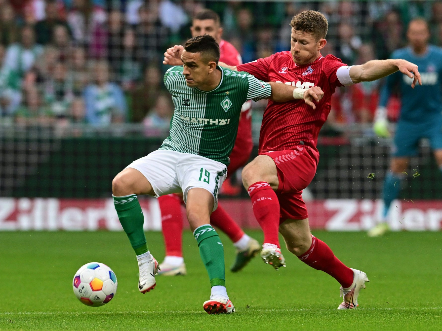 Florian Kainz im Duell mit Rafael Borré.