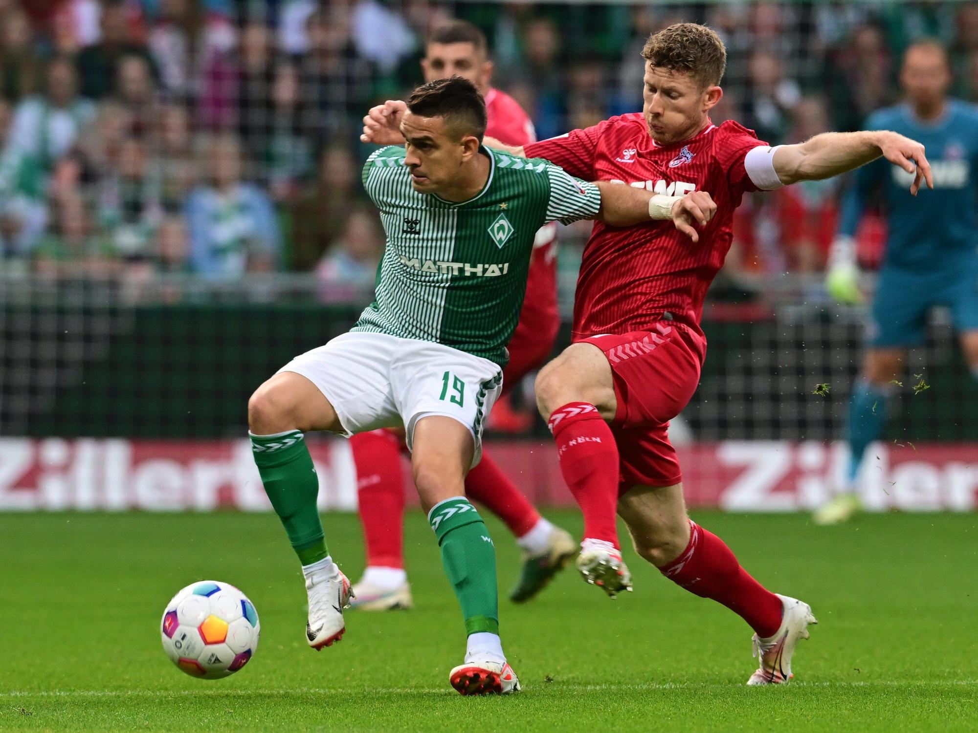 Florian Kainz im Duell mit Rafael Borré.