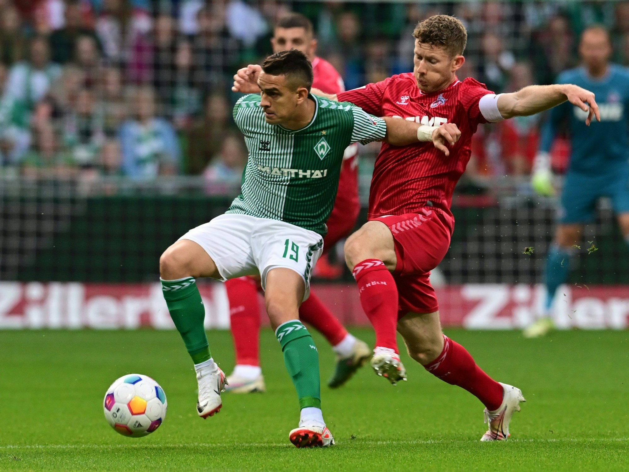 Florian Kainz im Duell mit Rafael Borré.
