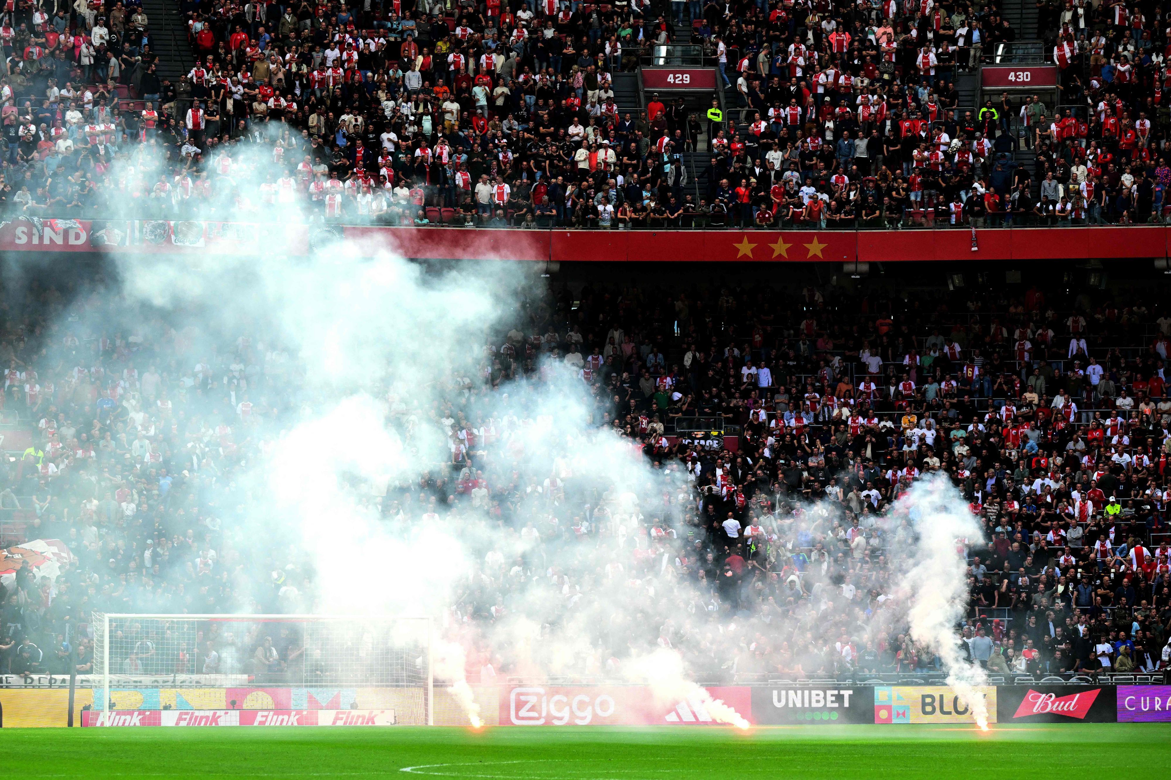 Leuchtraketen liegen auf dem Rasen in der Johan-Cruyff-Arena in Amsterdam.