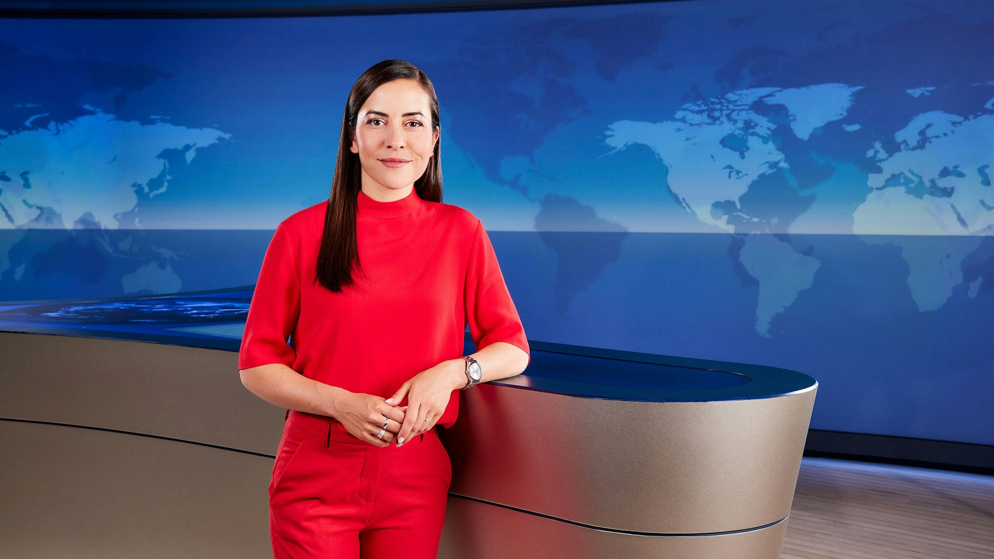 Aline Abboud, Moderatorin der „Tagesthemen“ steht auf einer undatierten Aufnahme im Fernsehstudio der ARD.