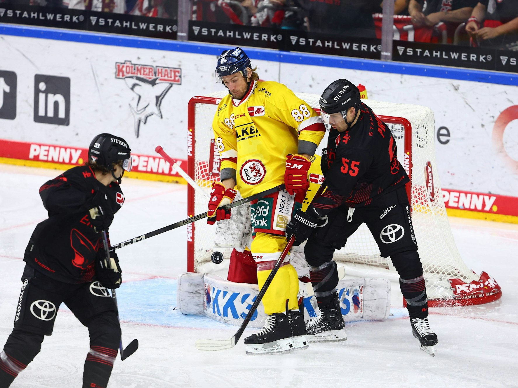 Carter Proft (r.) im Zweikampf mit dem Düsseldorfer Torsten Ankert.