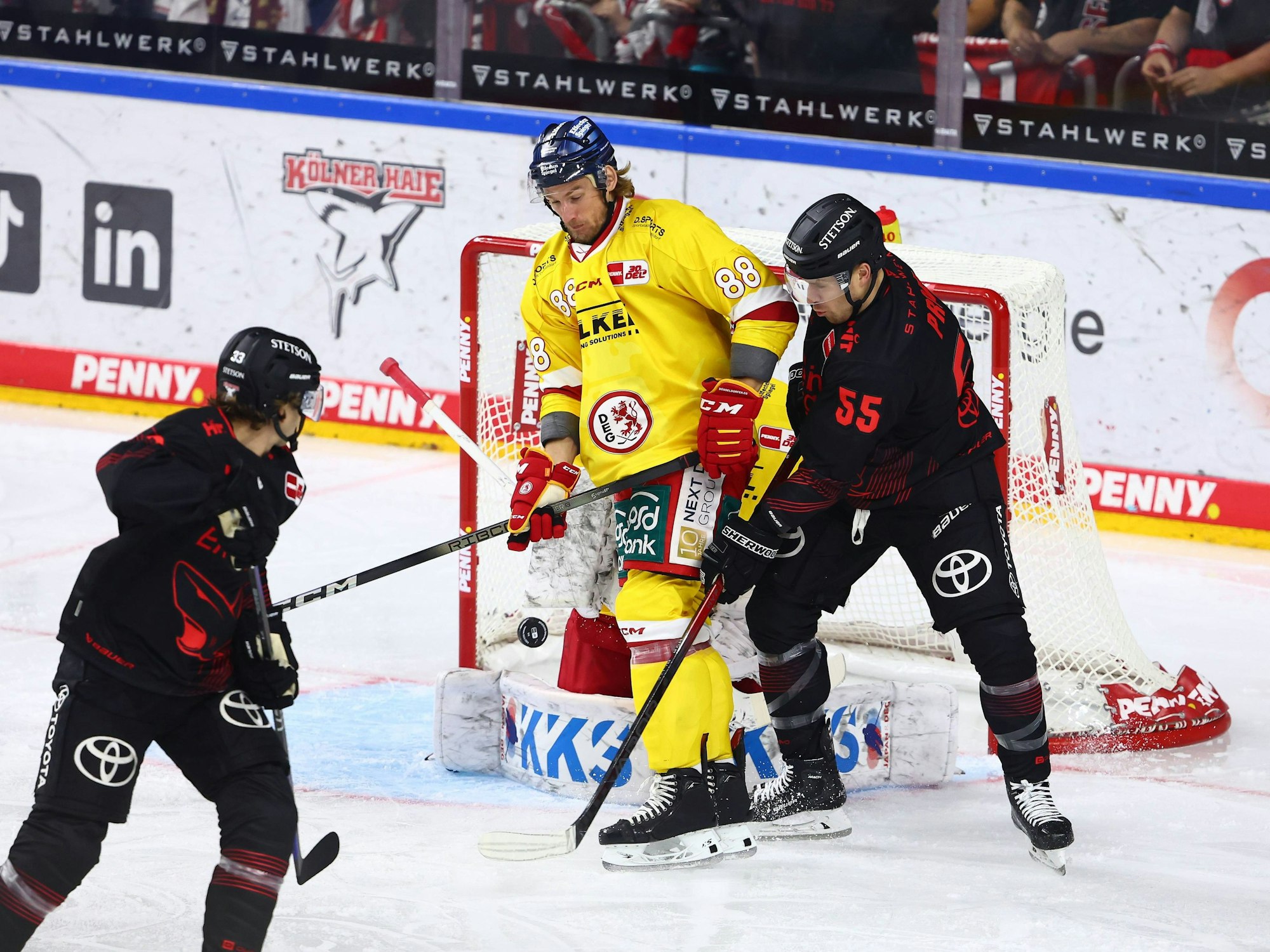 Carter Proft (r.) im Zweikampf mit dem Düsseldorfer Torsten Ankert.