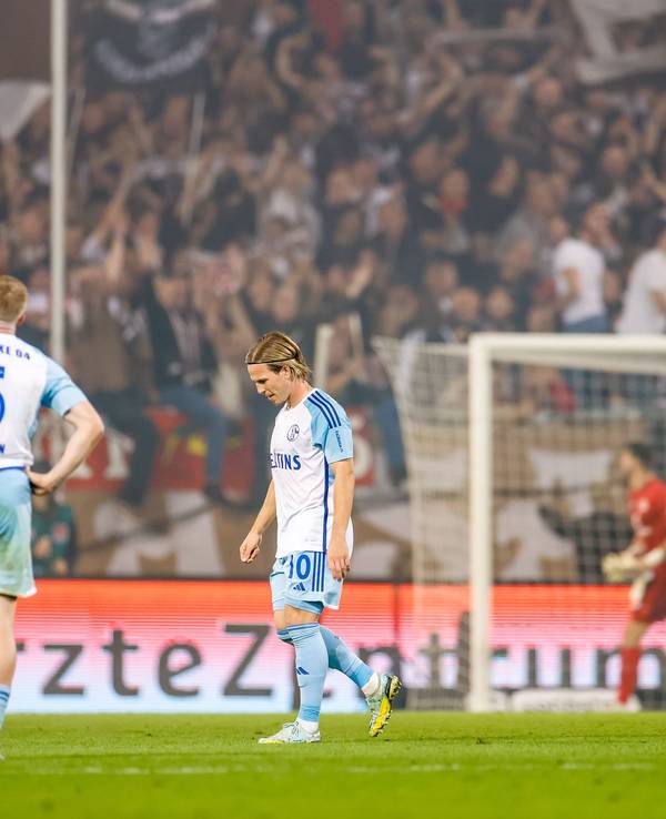 Derry Murkin (l.) und Lino Tempelmann vom FC Schalke 04 enttäuscht nach dem Spiel.