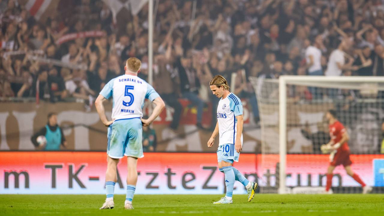 Derry Murkin (l.) und Lino Tempelmann vom FC Schalke 04 enttäuscht nach dem Spiel.