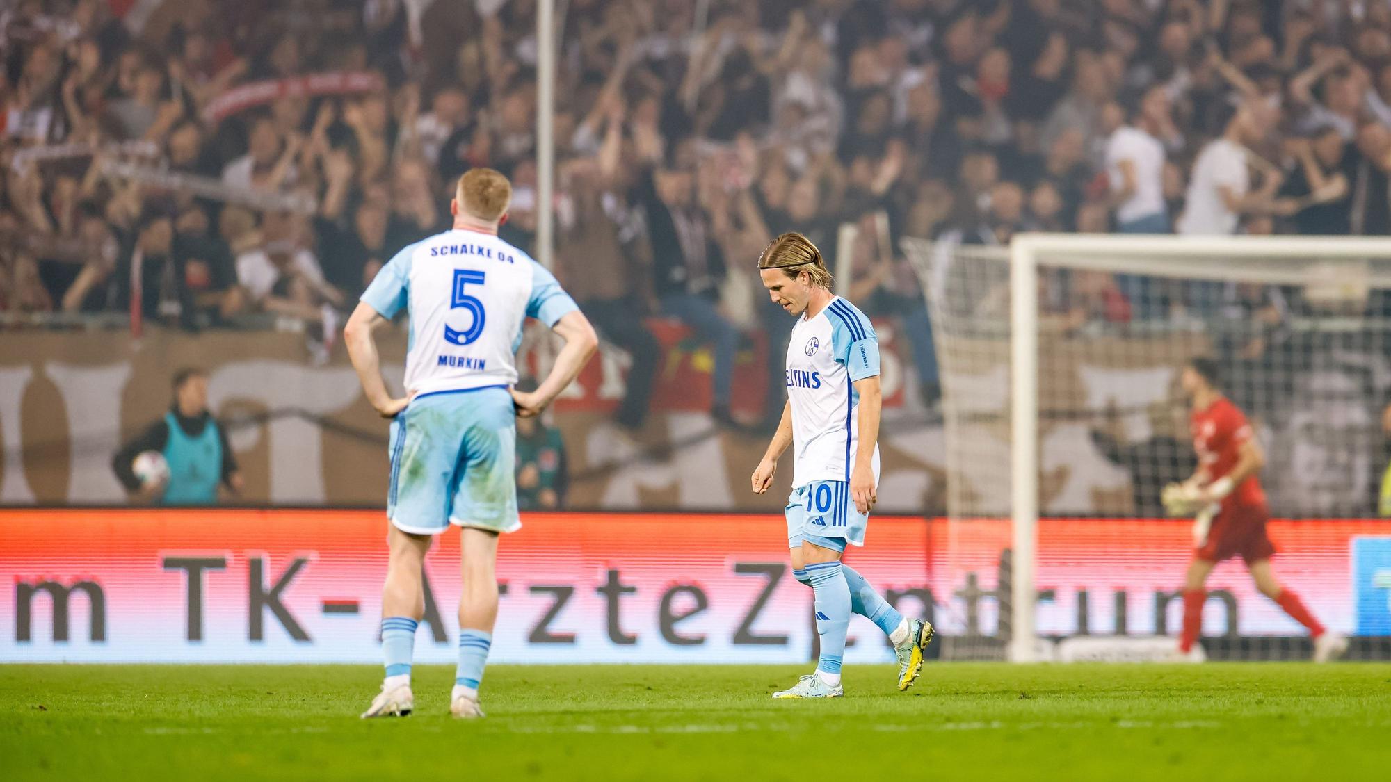 Derry Murkin (l.) und Lino Tempelmann vom FC Schalke 04 enttäuscht nach dem Spiel.