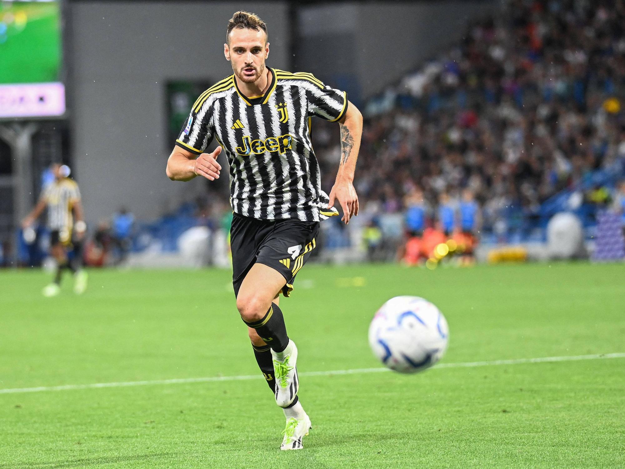 Juve-Profi Federico Gatti jagt dem Ball hinterher.