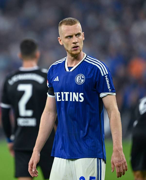 Timo Baumgartl im Trikot von Schalke 04.