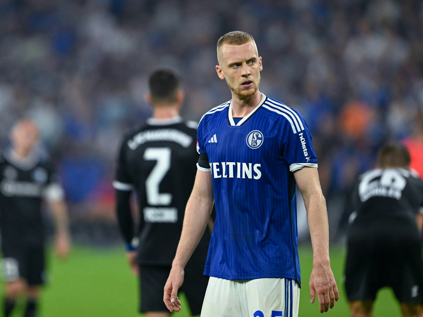 Timo Baumgartl im Trikot von Schalke 04.