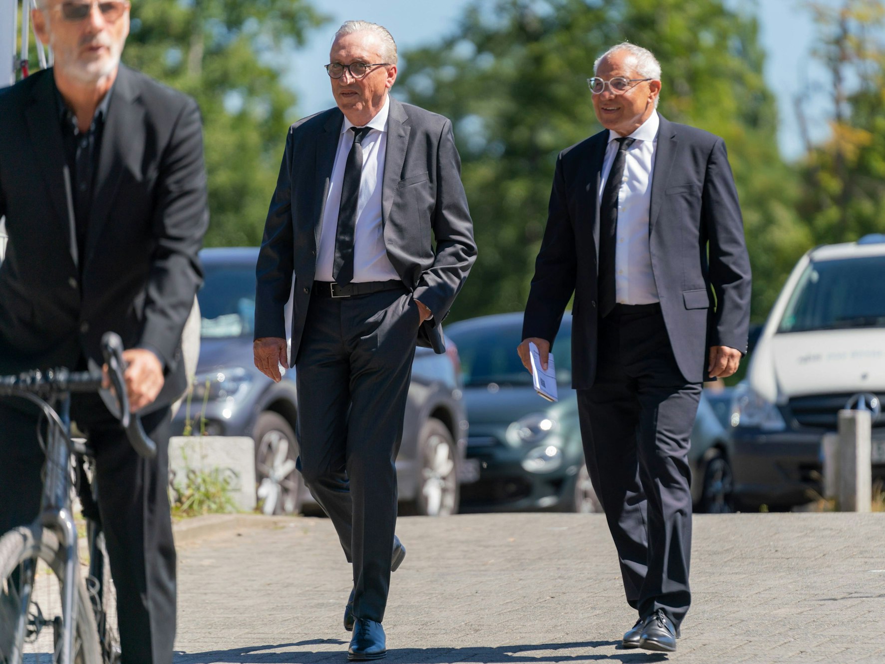 Felix Magath (r.) mit Alfred Draxler im schwarzen Anzug bei der Trauerfeier für von Uwe Seeler.