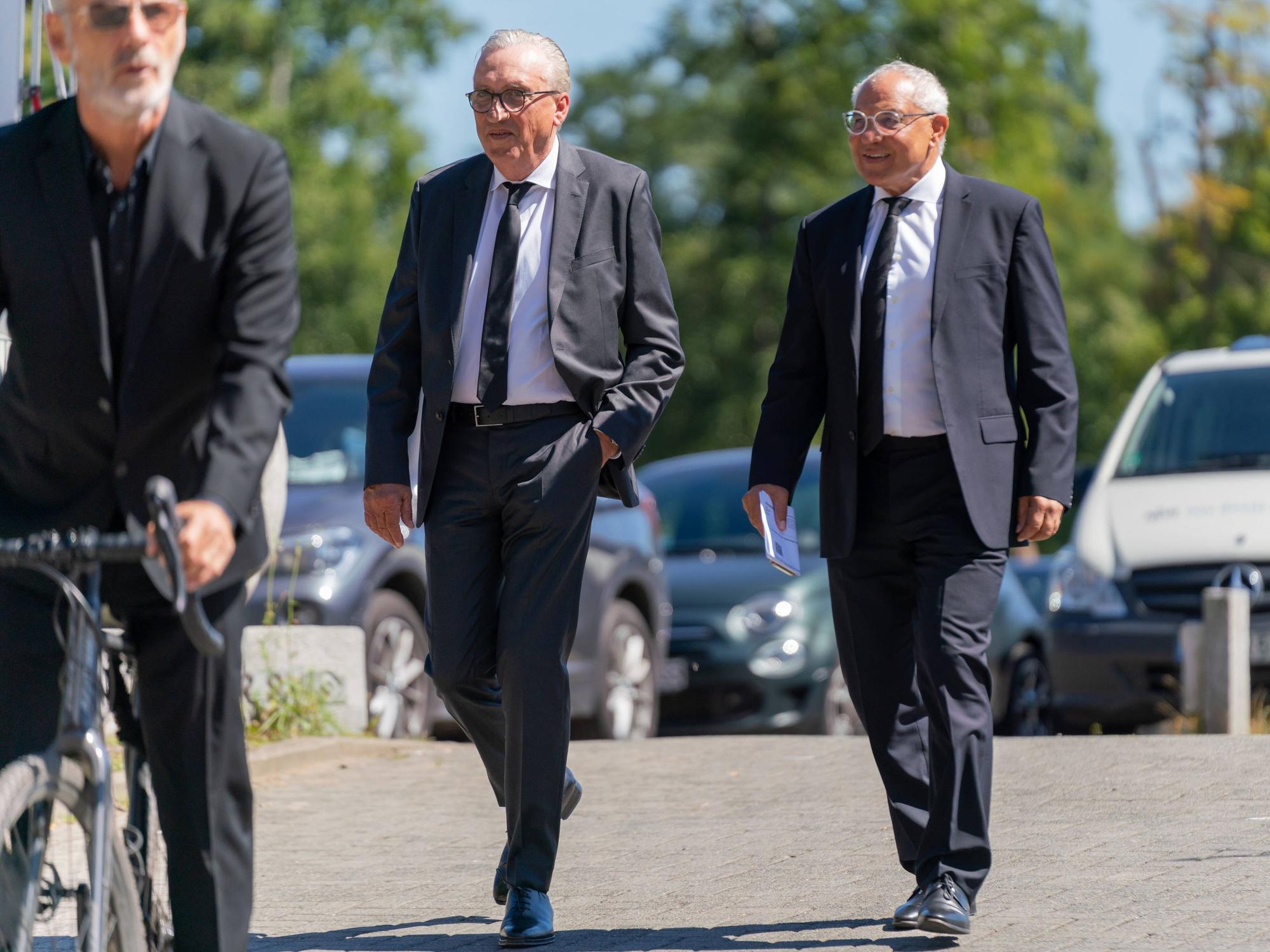 Felix Magath (r.) mit Alfred Draxler im schwarzen Anzug bei der Trauerfeier für von Uwe Seeler.