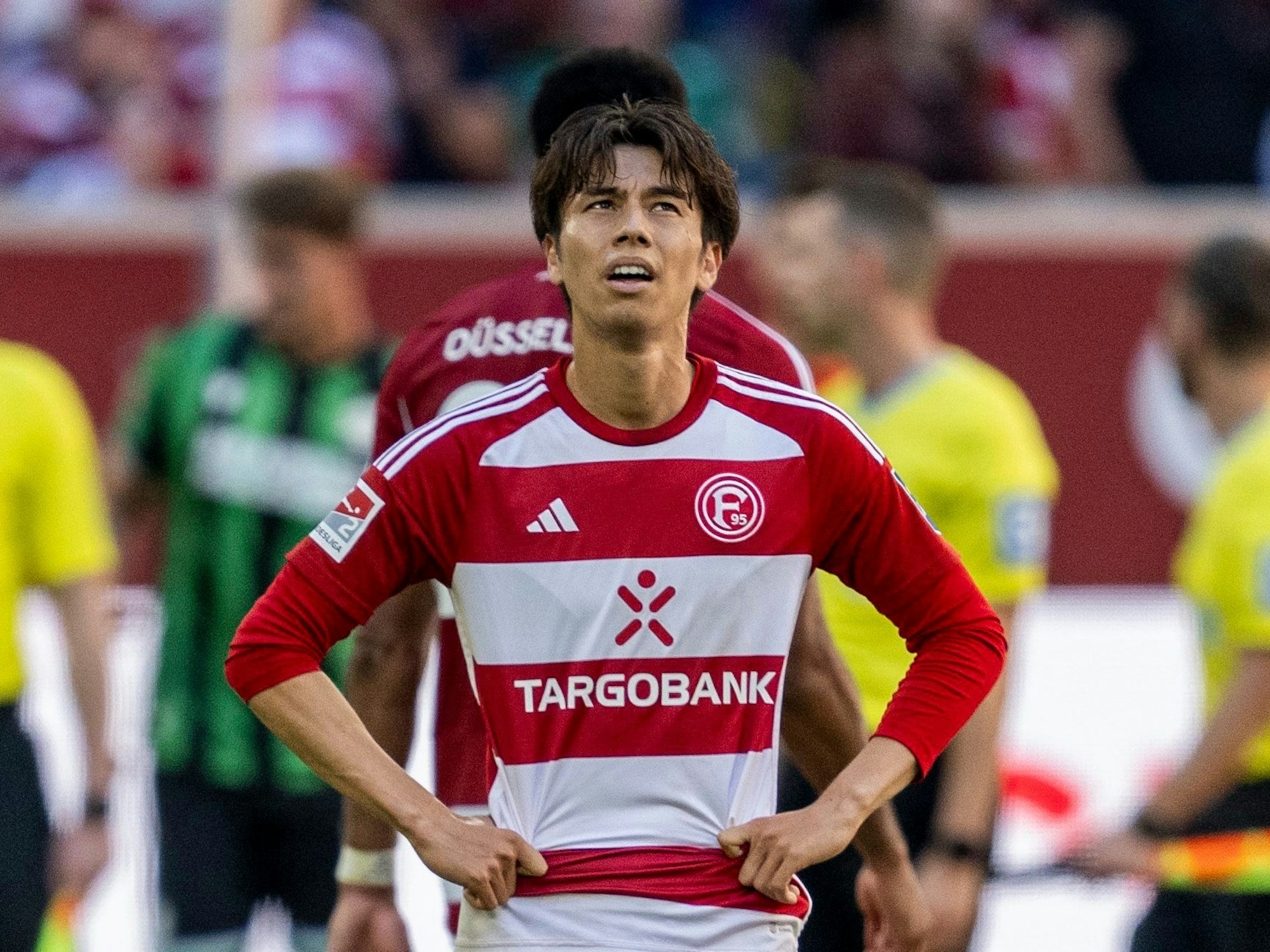 Fortuna Düsseldorfs Ao Tanaka stemmt im Spiel gegen Hannover 96 die Arme in die Hüften.