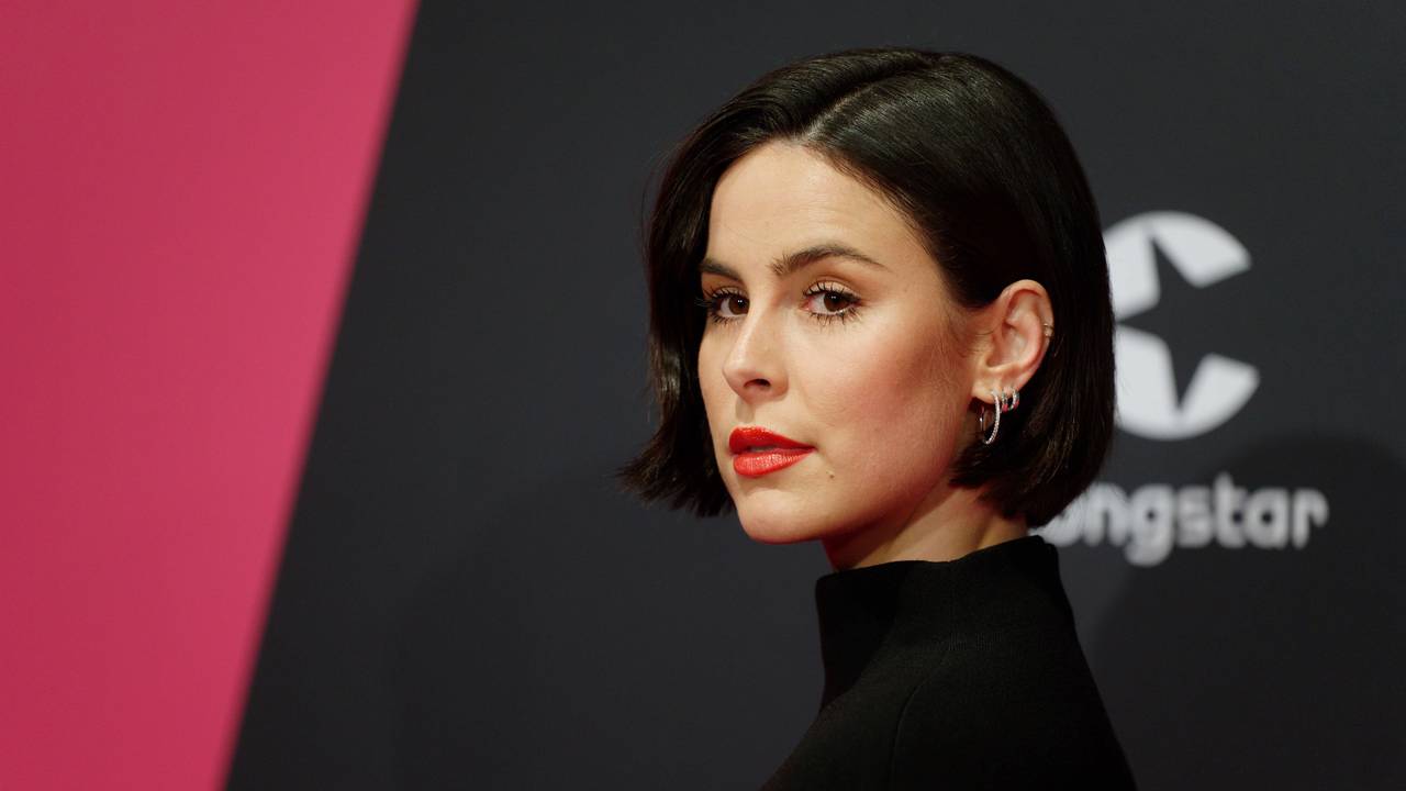 Die Sängerin Lena Meyer-Landrut kommt über den Roten Teppich zur Verleihung der 1Live Krone in der Jahrhunderthalle.