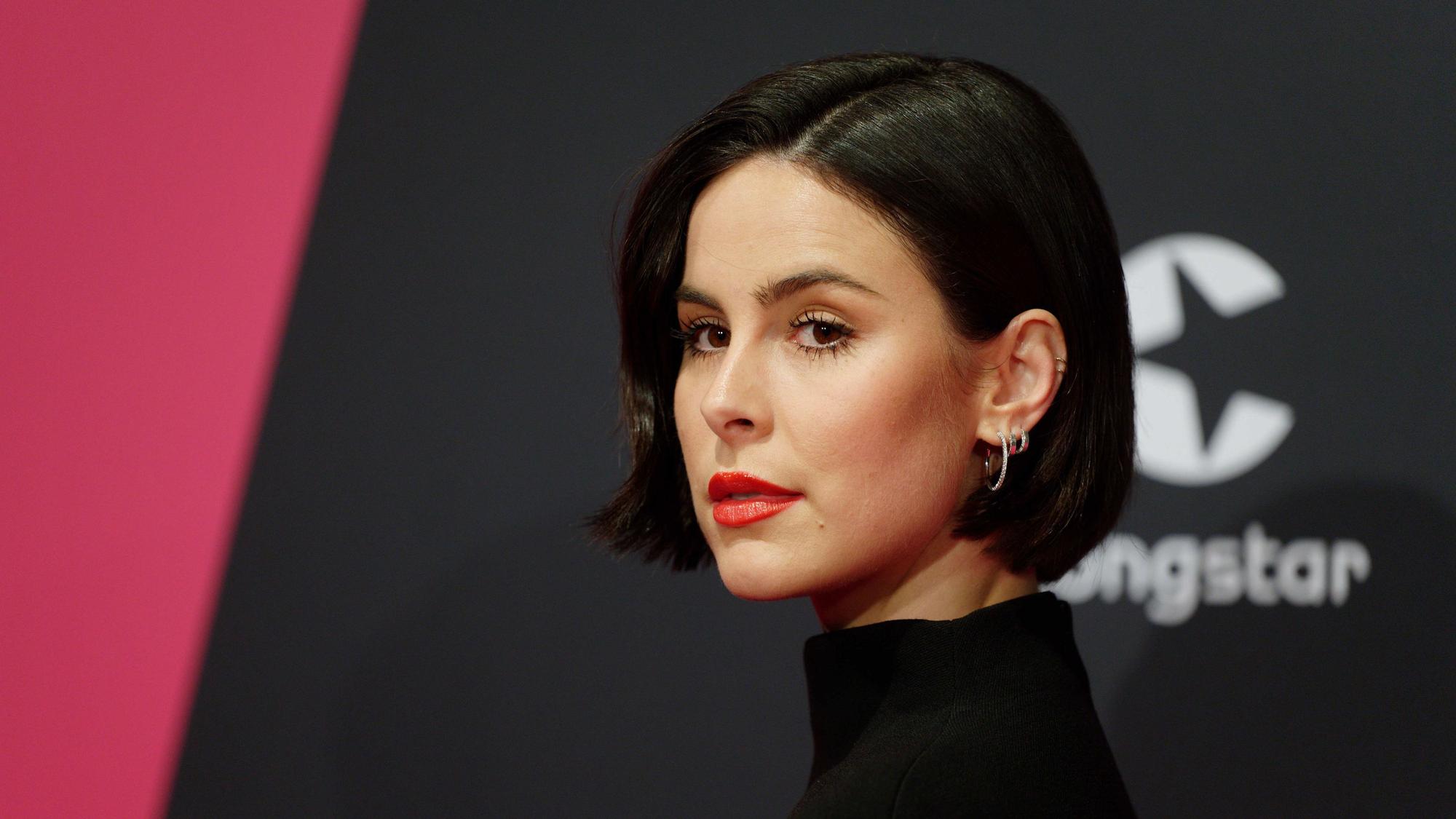 Die Sängerin Lena Meyer-Landrut kommt über den Roten Teppich zur Verleihung der 1Live-Krone in der Jahrhunderthalle.