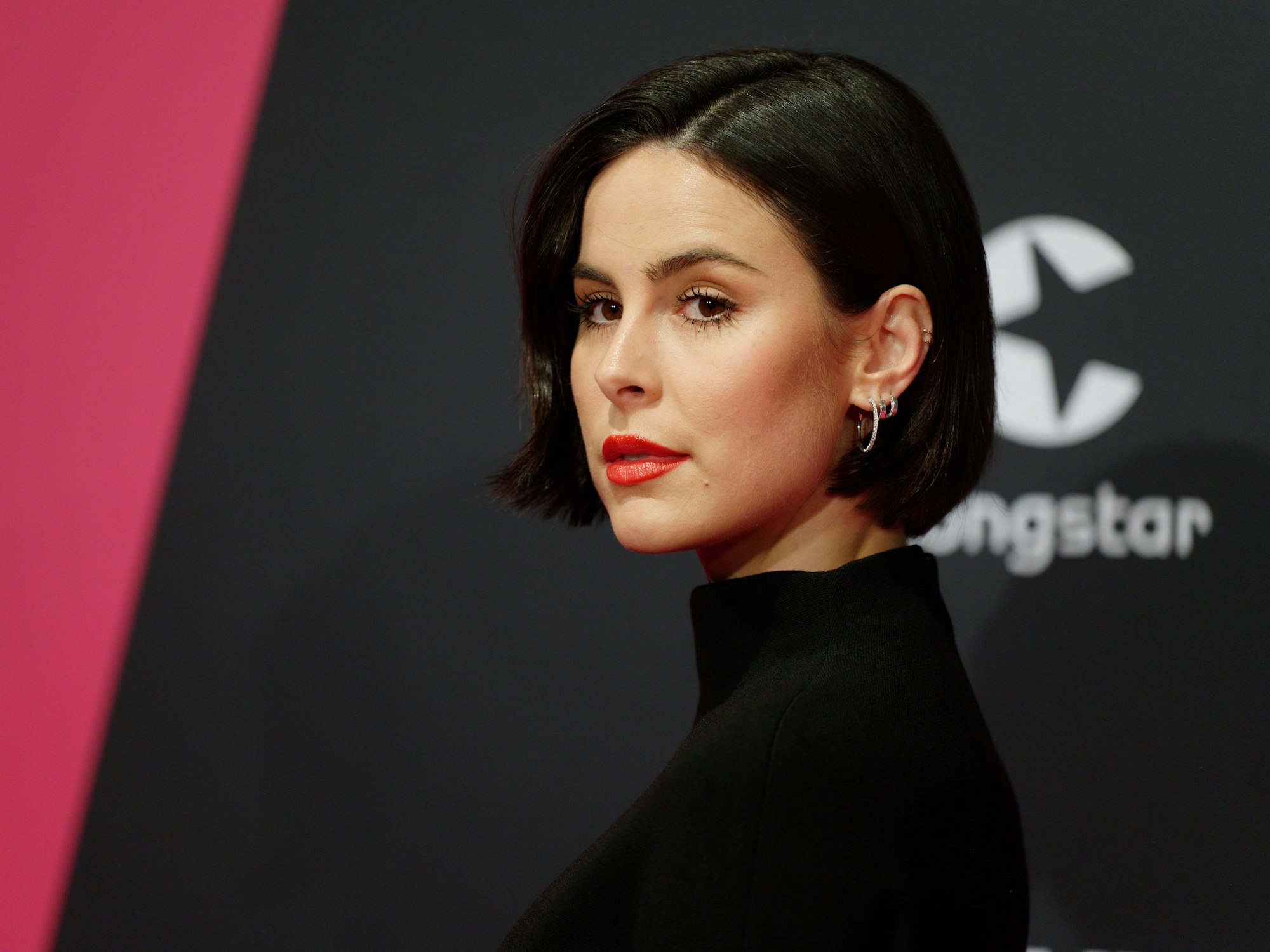 Die Sängerin Lena Meyer-Landrut kommt über den Roten Teppich zur Verleihung der 1Live Krone in der Jahrhunderthalle.