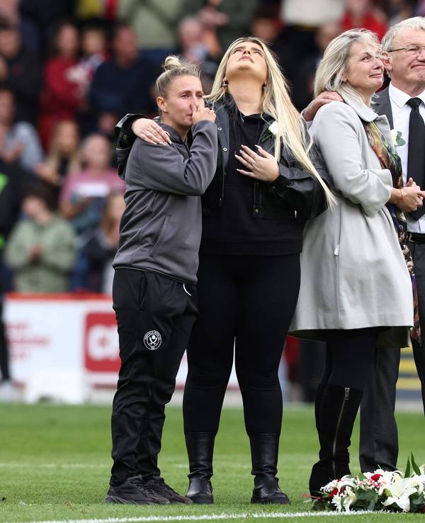 Sheffield-Kapitänin Sophie Barker, Maddy Cusacks Schwester und Mutter sowie Klub-Legende Tony Currie waren vor dem Spiel der Männer bei einer Schweigeminute tief bewegt.
