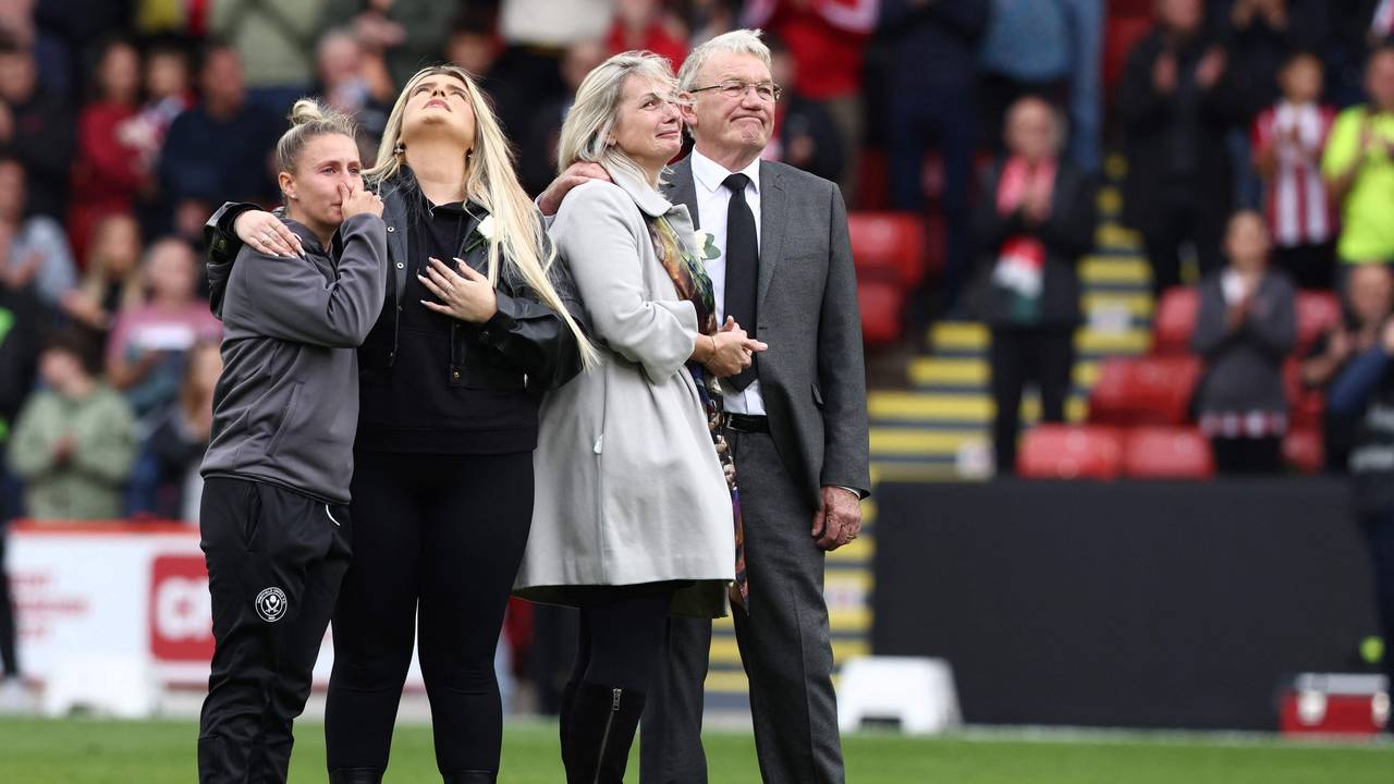 Sheffield-Kapitänin Sophie Barker, Maddy Cusacks Schwester und Mutter sowie Klub-Legende Tony Currie waren vor dem Spiel der Männer bei einer Schweigeminute tief bewegt.