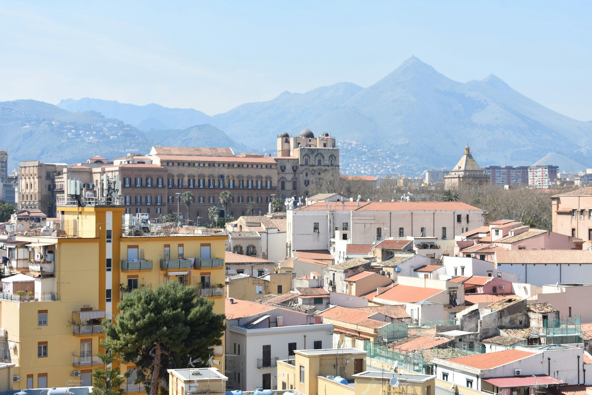 Das undatierte Foto zeigt die Aussicht über den Dächern Palermos, Sizilien.