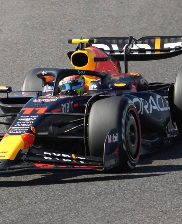 Sergio Perez fährt im Red Bull über die Strecke in Japan.