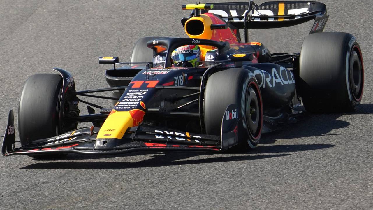 Sergio Perez fährt im Red Bull über die Strecke in Japan.