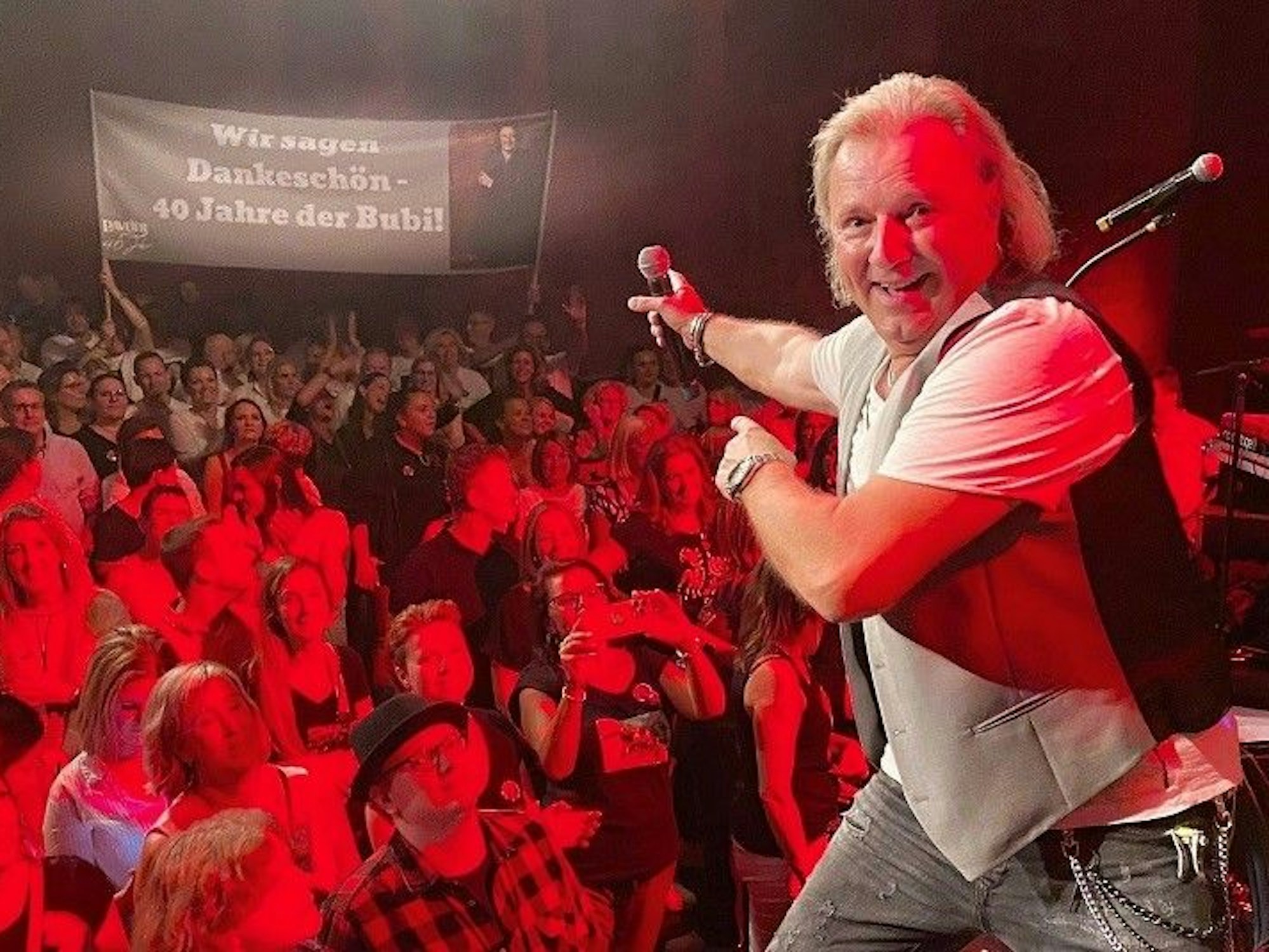 Bubi Brühl zeigt auf das Banner zu seinen Ehren.