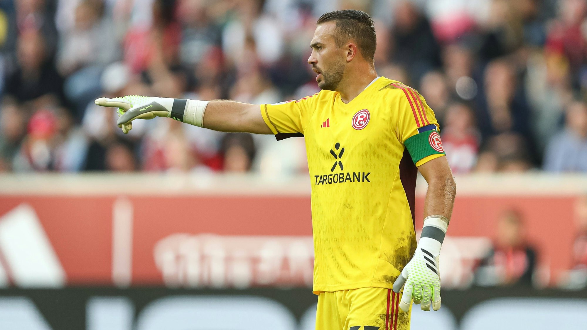 Fortuna Düsseldorfs Keeper Florian Kastenmeier dirigiert seine Vorderleute.