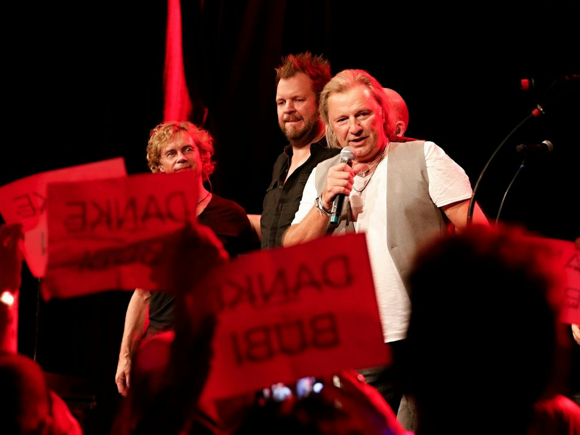 Bubi Brühl bestaunt die Zettel der Fans.