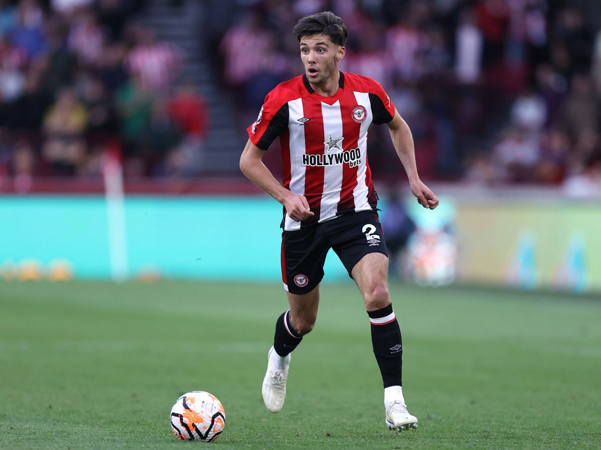 Brentfords Aaron Hickey in Aktion mit Ball