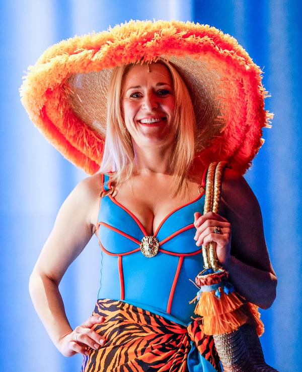 Die Sängerin Stefanie Hertel steht als „Tanja“ bei einer Probe des Musicals „Mamma Mia“ auf der Bühne des Stage Theater Neue Flora.