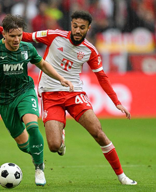 Bayerns Noussair Mazraoui (r.) verfolgt Augsburgs Mads Pedersen.