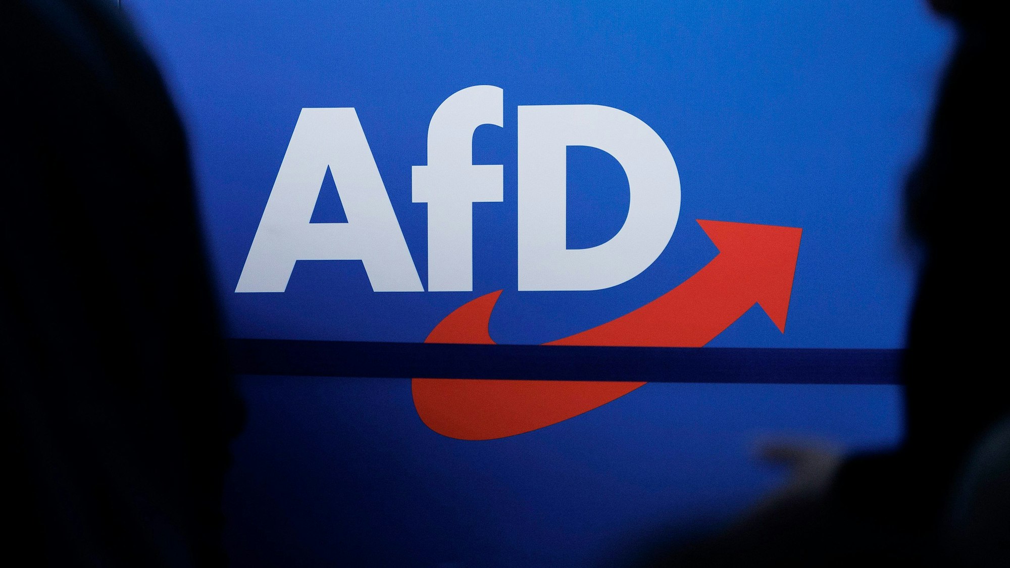 Das Parteilogo ist beim AfD-Bundesparteitag im Juli 2023 in der Magdeburger Messe zu sehen.