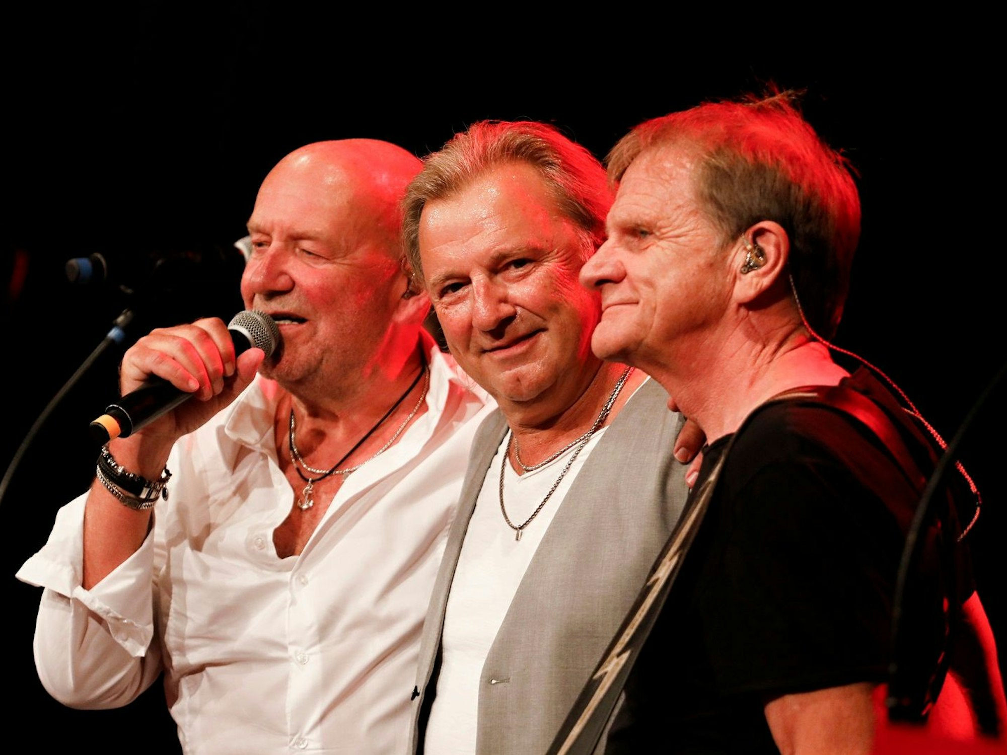 Detlef Vorholt, Bubi Brühl und Klaus Lückerath stehen nebeneinander auf der Bühne.