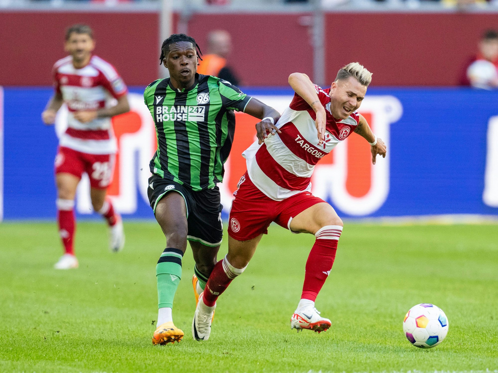 Fortuna Düsseldorfs Felix Klaus und Hannovers Derrick Köhn im Zweikampf.