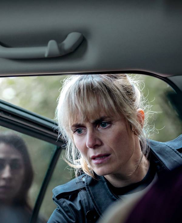 Kommissarin Tessa Ott (Carol Schuler) und ihre Kollegin Isabelle Grandjean (Anna Pieri Zuercher, re.)