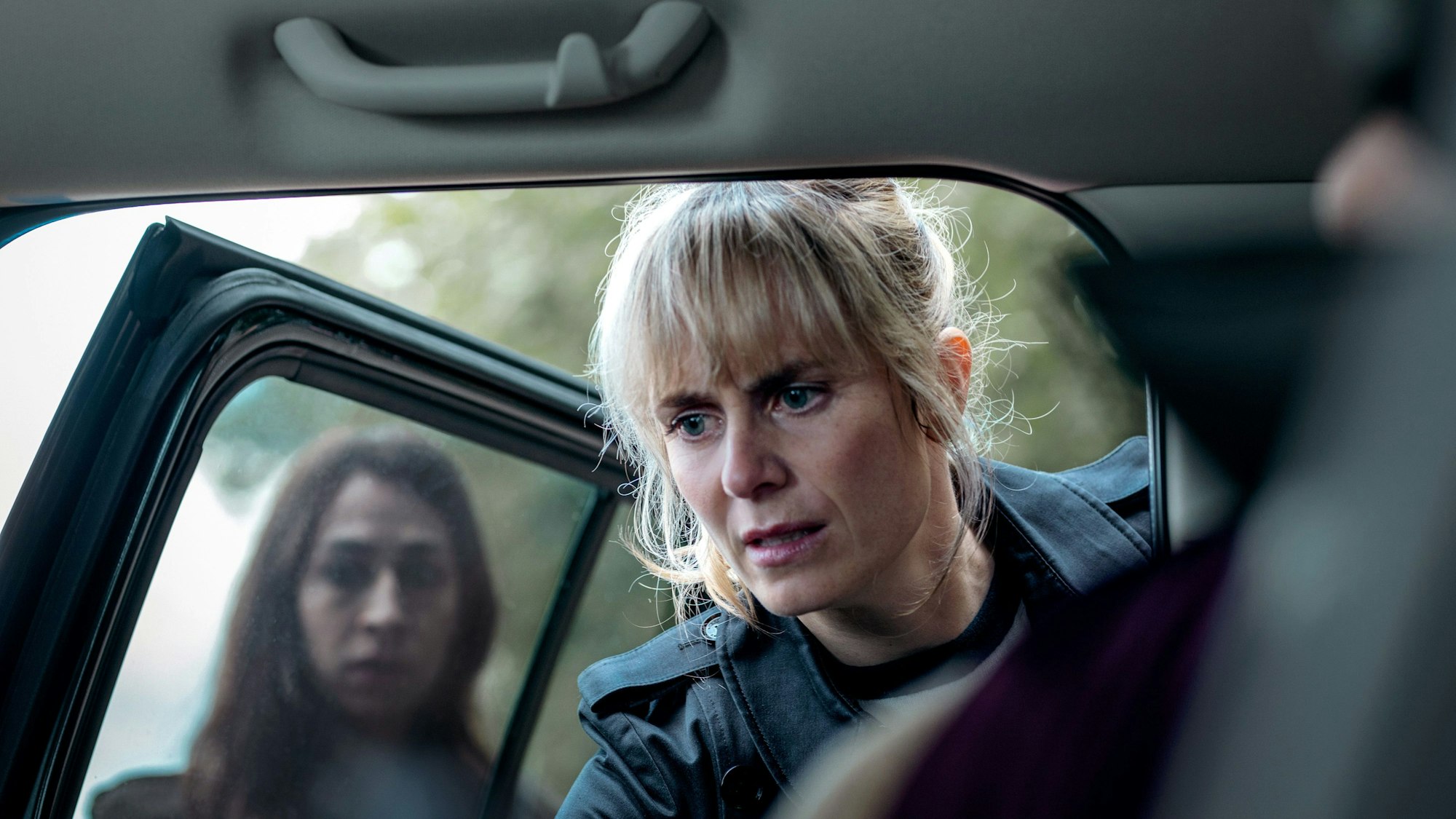 Kommissarin Tessa Ott (Carol Schuler) und ihre Kollegin Isabelle Grandjean (Anna Pieri Zuercher, re.)