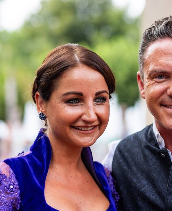 Eva Luginger und Stefan Mross stehen auf dem Roten Teppich. Fernsehproduzent Werner Kimmig feiert seinen Geburtstag mit vielen prominenten Gästen im Europa-Park in Rust.