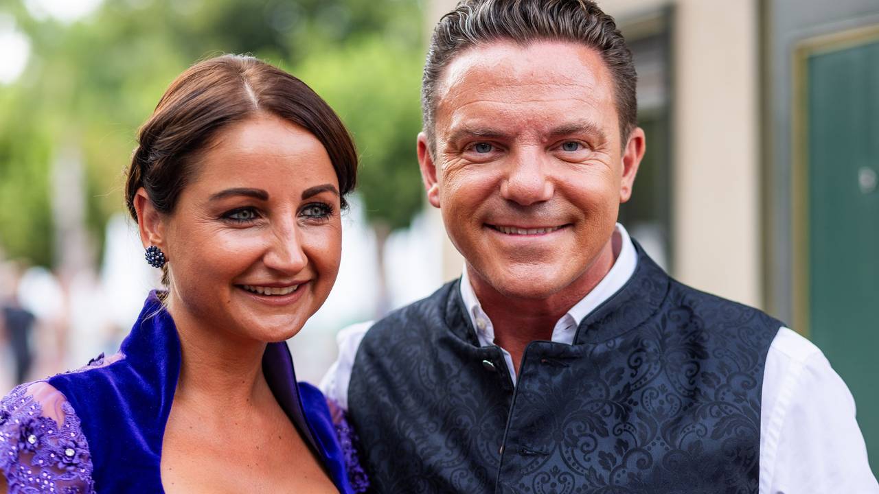 Eva Luginger und Stefan Mross stehen auf dem Roten Teppich. Fernsehproduzent Werner Kimmig feiert seinen Geburtstag mit vielen prominenten Gästen im Europa-Park in Rust.