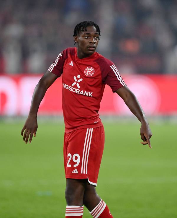 Elione Fernandes Neto dreht sich zur Seite.
