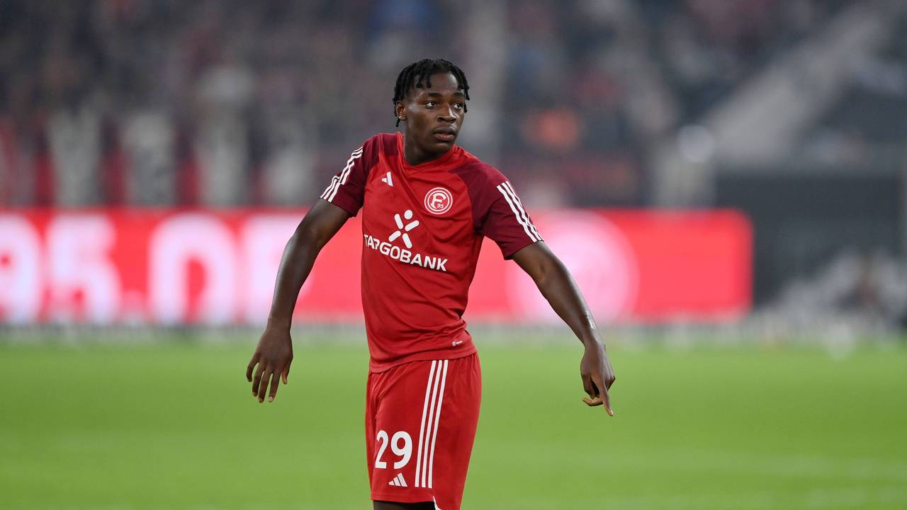 Elione Fernandes Neto dreht sich zur Seite.