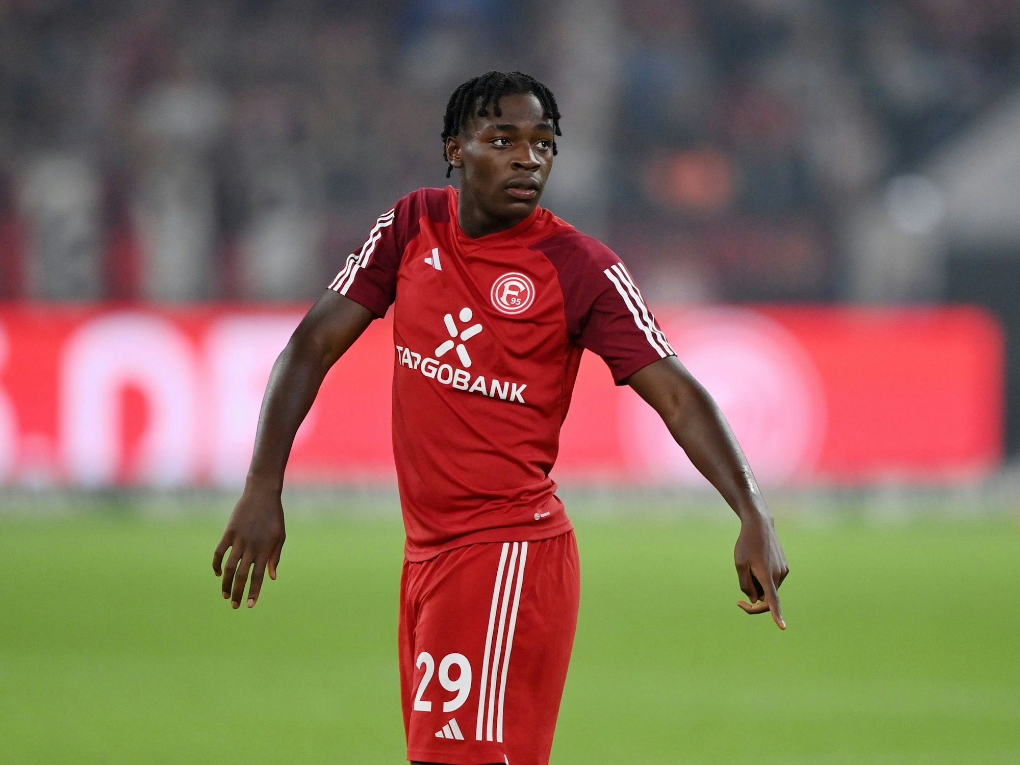 Elione Fernandes Neto dreht sich zur Seite.